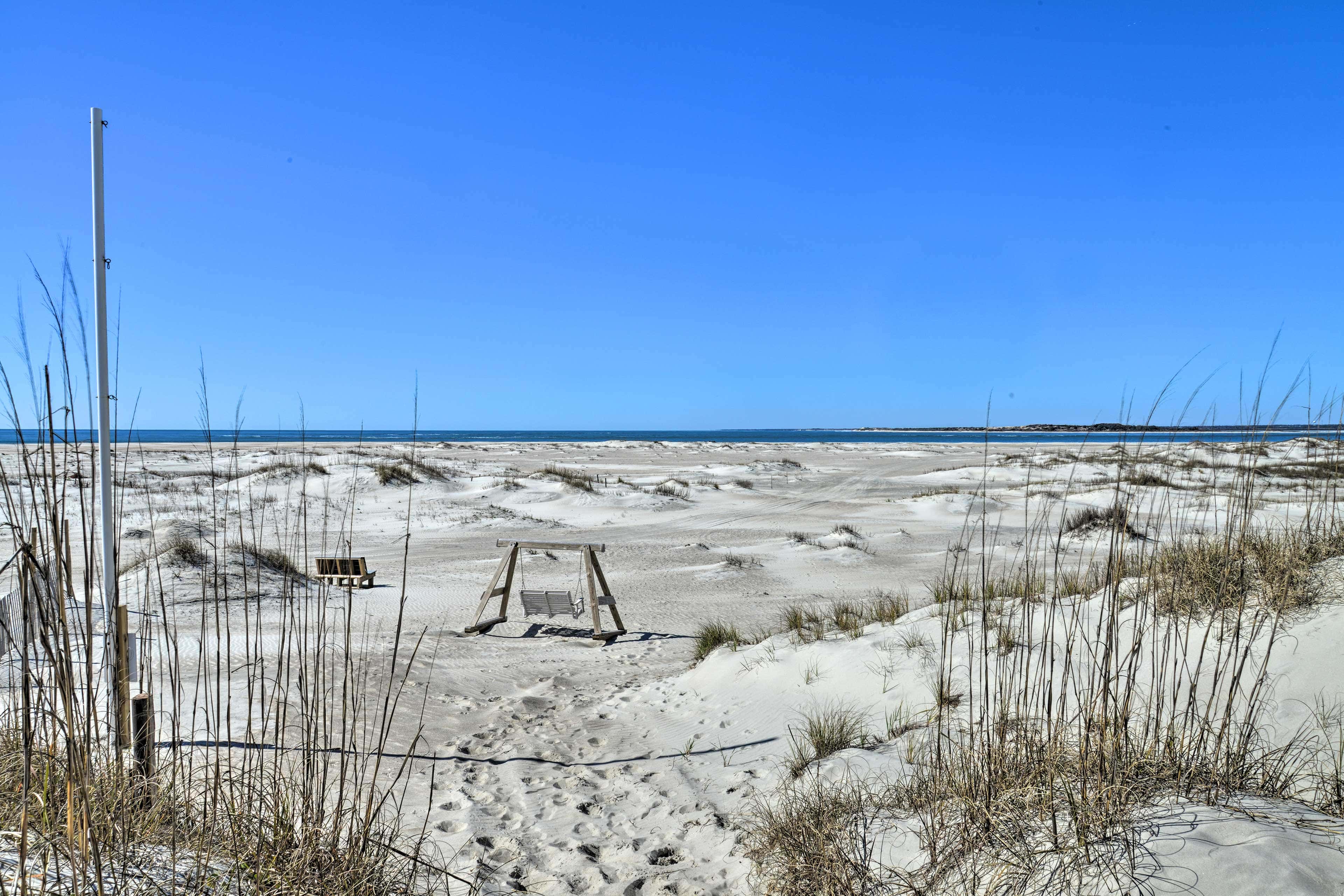 Emerald Isle Resort-Style Condo: Walk to Beaches!