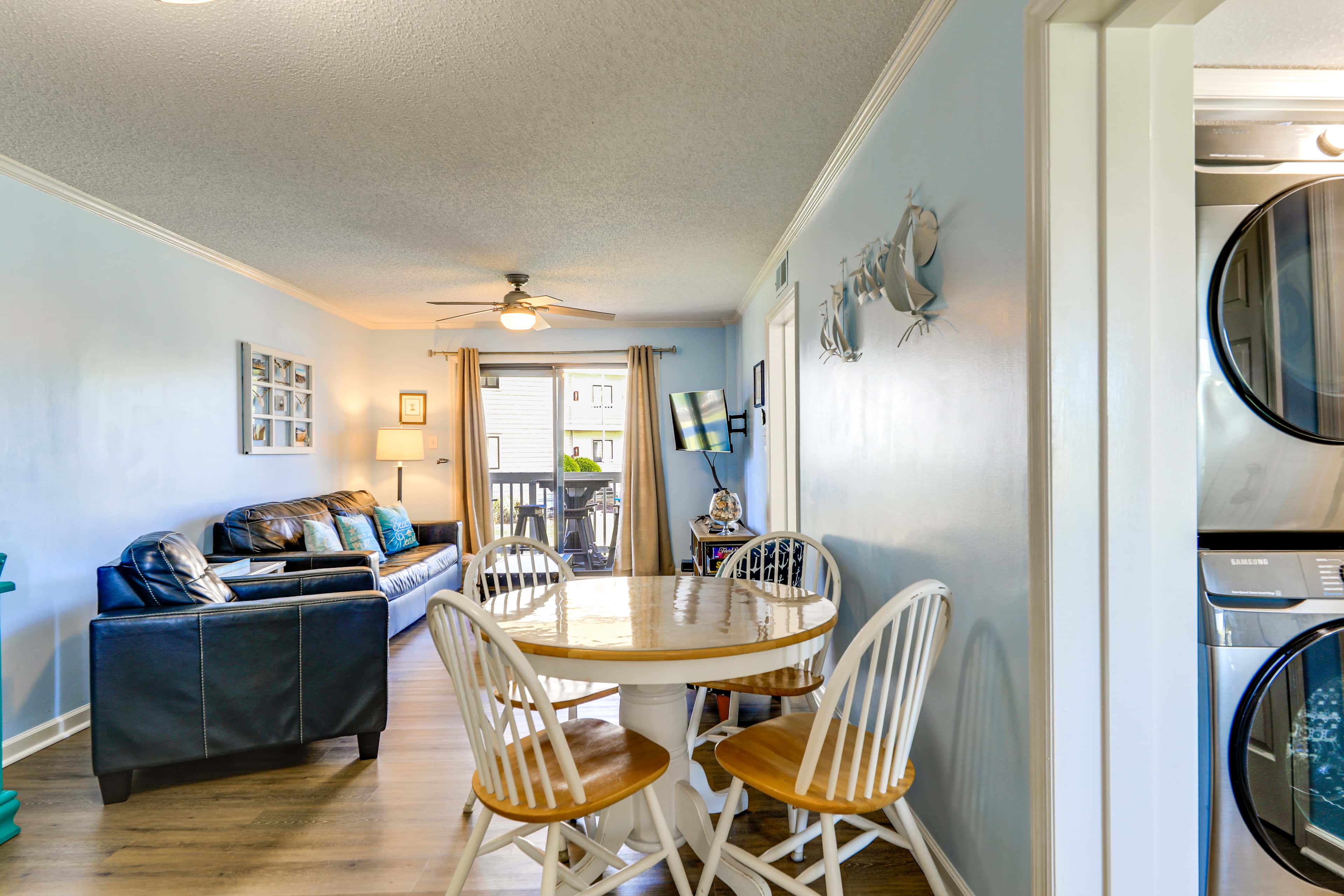 Emerald Isle Resort-Style Condo: Walk to Beaches!