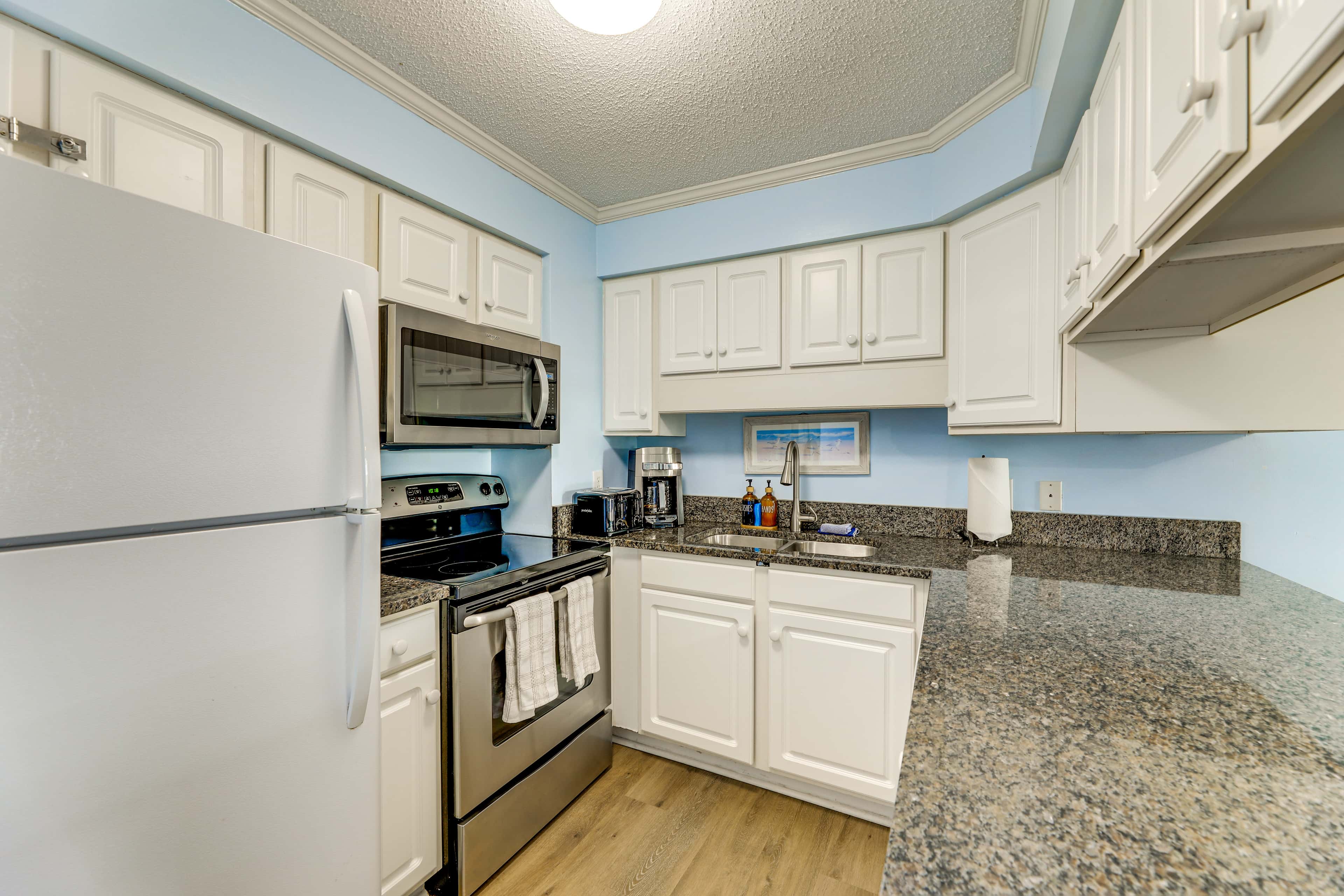 Emerald Isle Resort-Style Condo: Walk to Beaches!