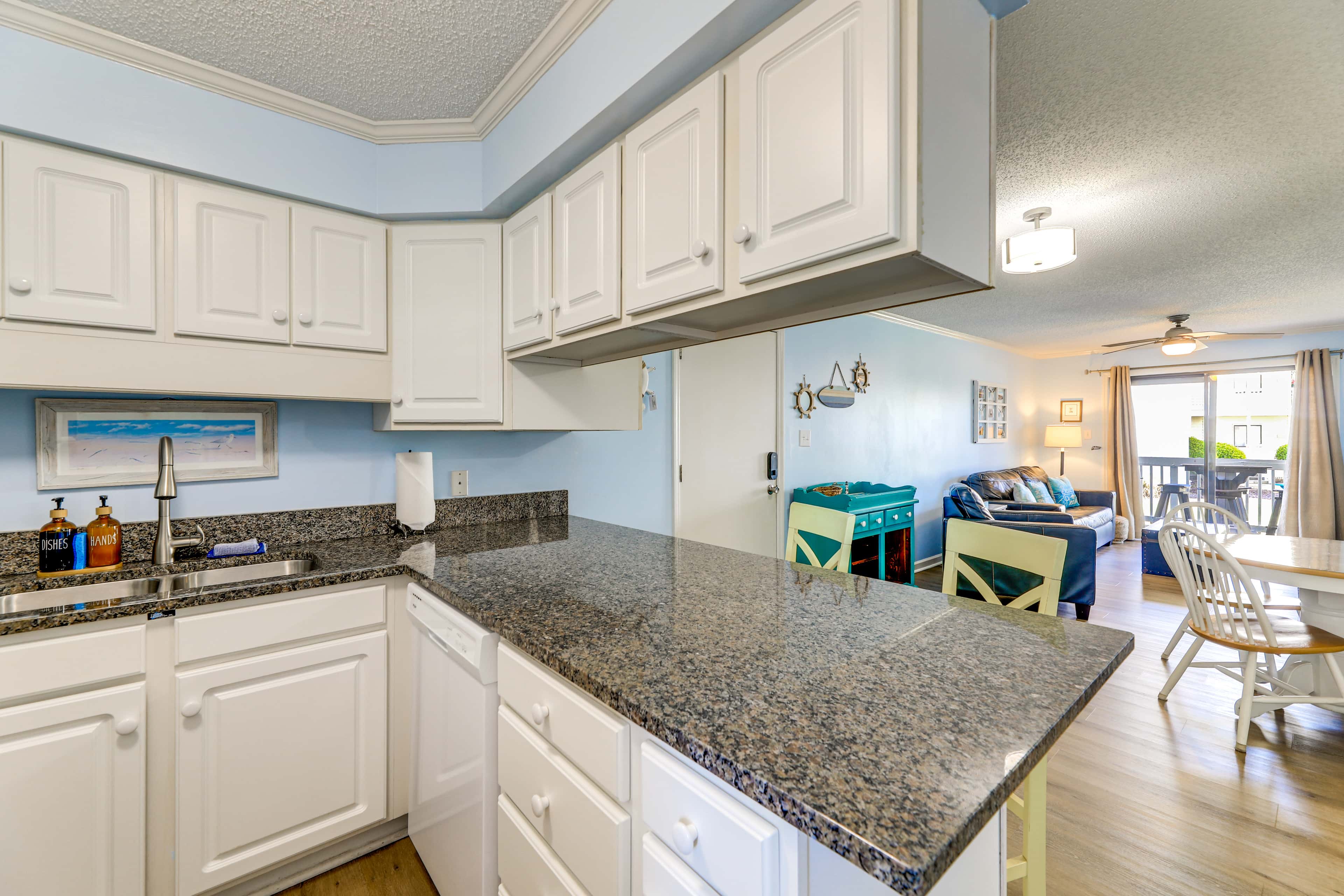 Emerald Isle Resort-Style Condo: Walk to Beaches!