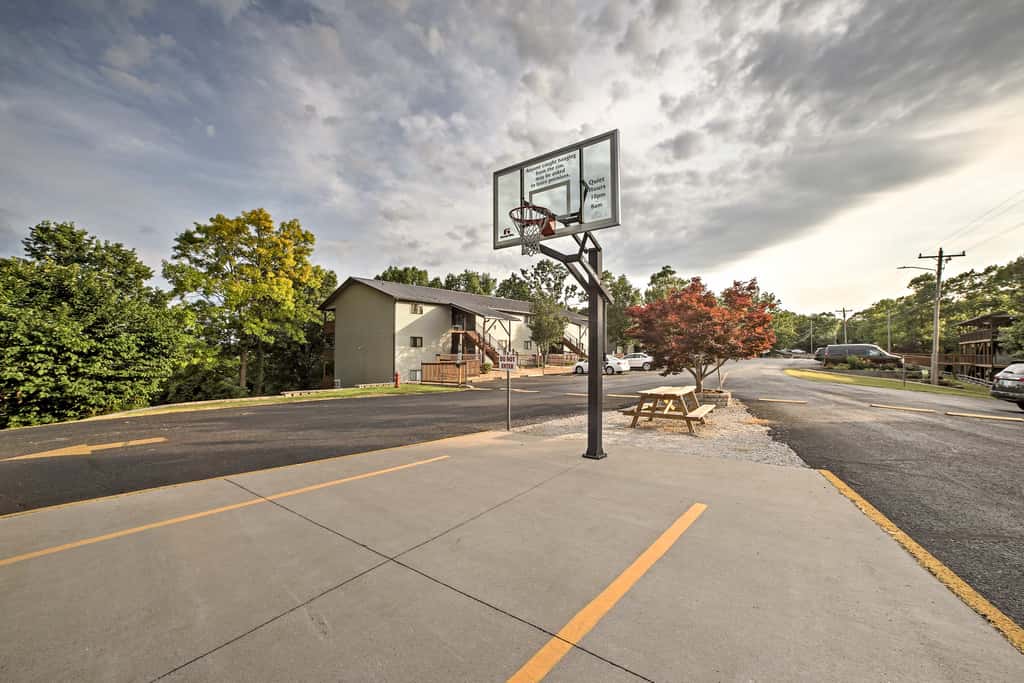 Cozy Branson Getaway ~ 2 Mi to Silver Dollar City!