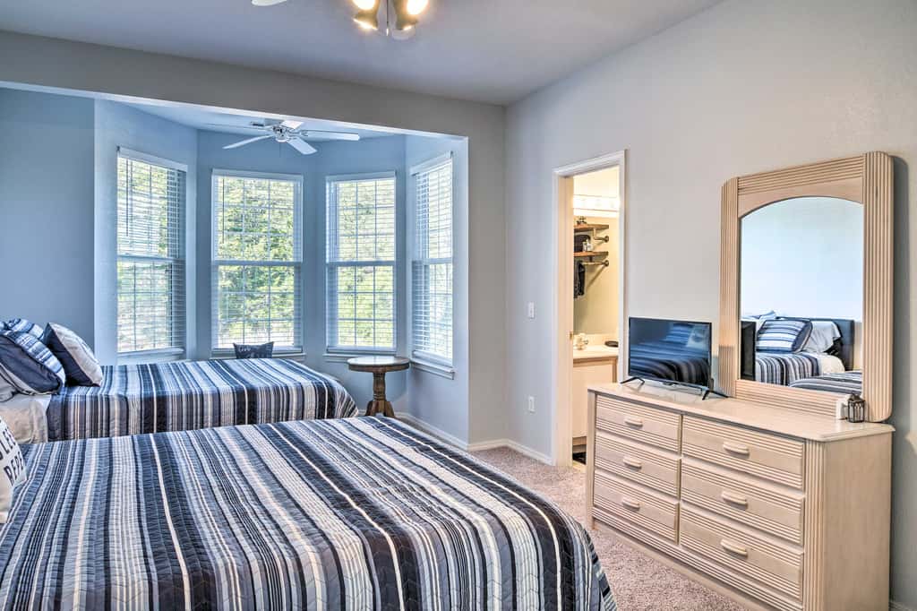 Condo in Lakefront Resort w/ Pool! Ozarks Getaway