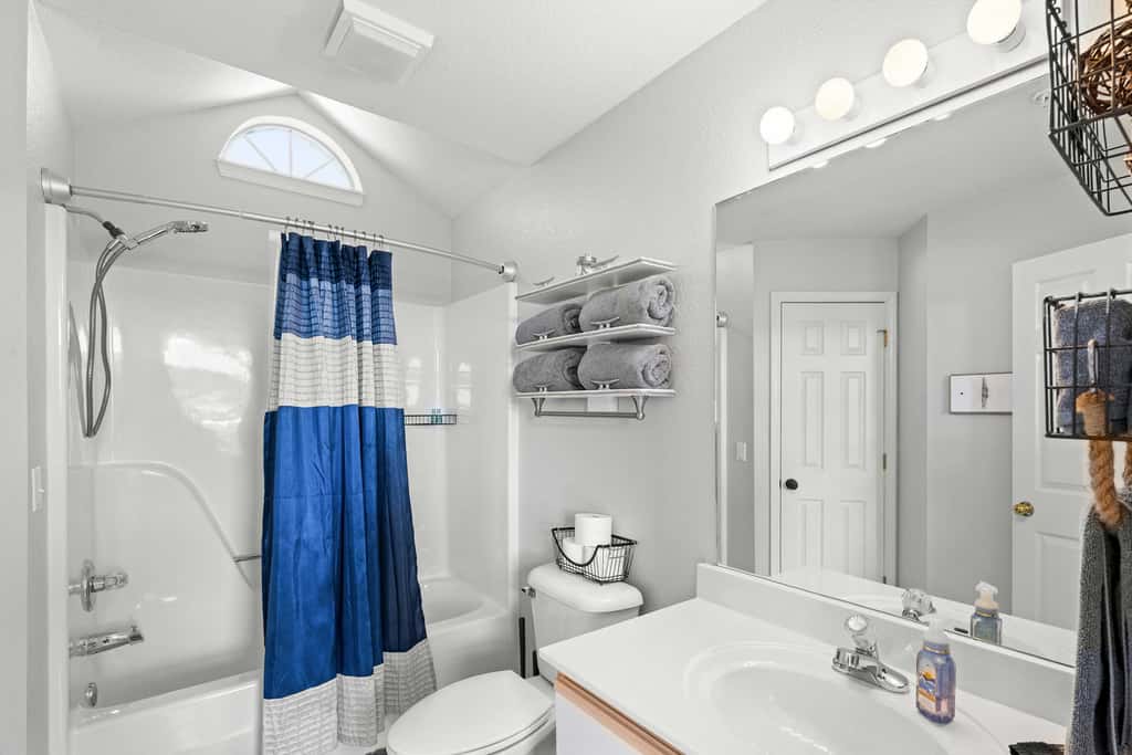 Condo in Lakefront Resort w/ Pool! Ozarks Getaway