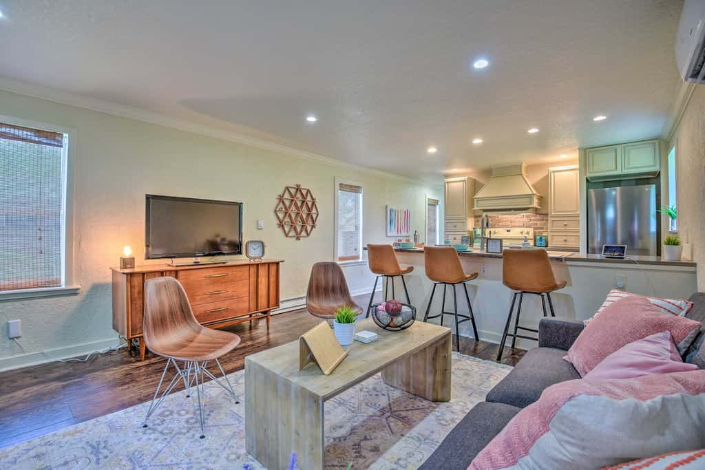 16 Mi to Disney: Cottage w/ Deck in Winter Garden