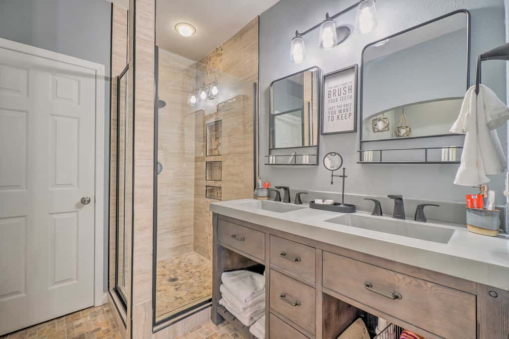 Jacuzzi Tub: Branson Retreat ~ 4 Mi to Strip