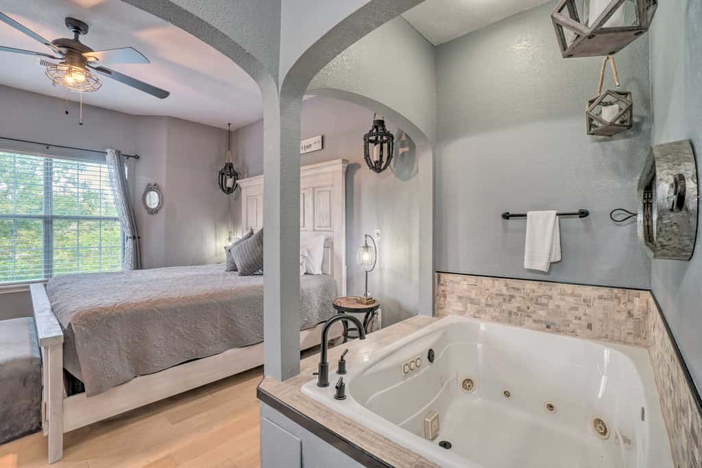 Jacuzzi Tub: Branson Retreat ~ 4 Mi to Strip