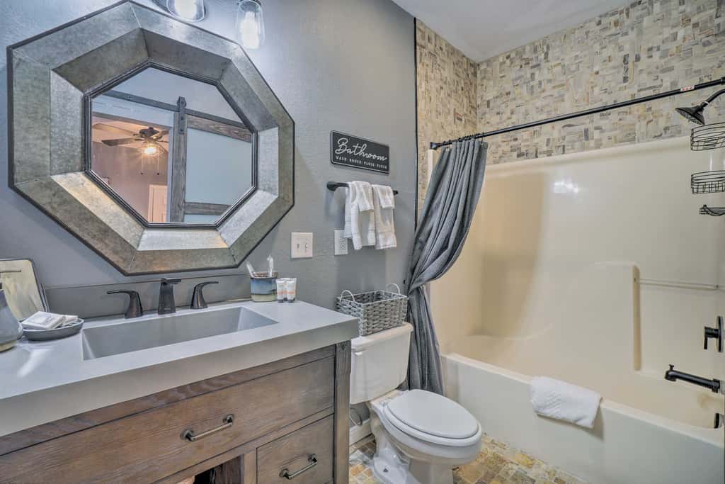 Jacuzzi Tub: Branson Retreat ~ 4 Mi to Strip