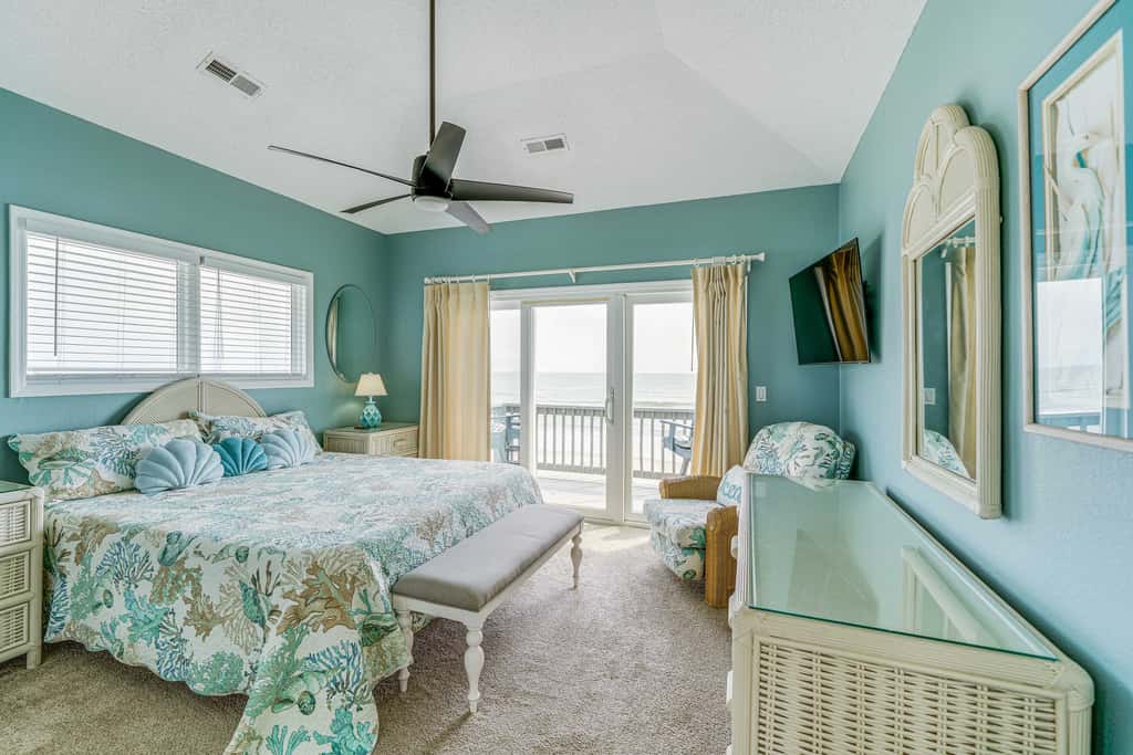 Grand Seaside Escape w/ Direct Beach Access!