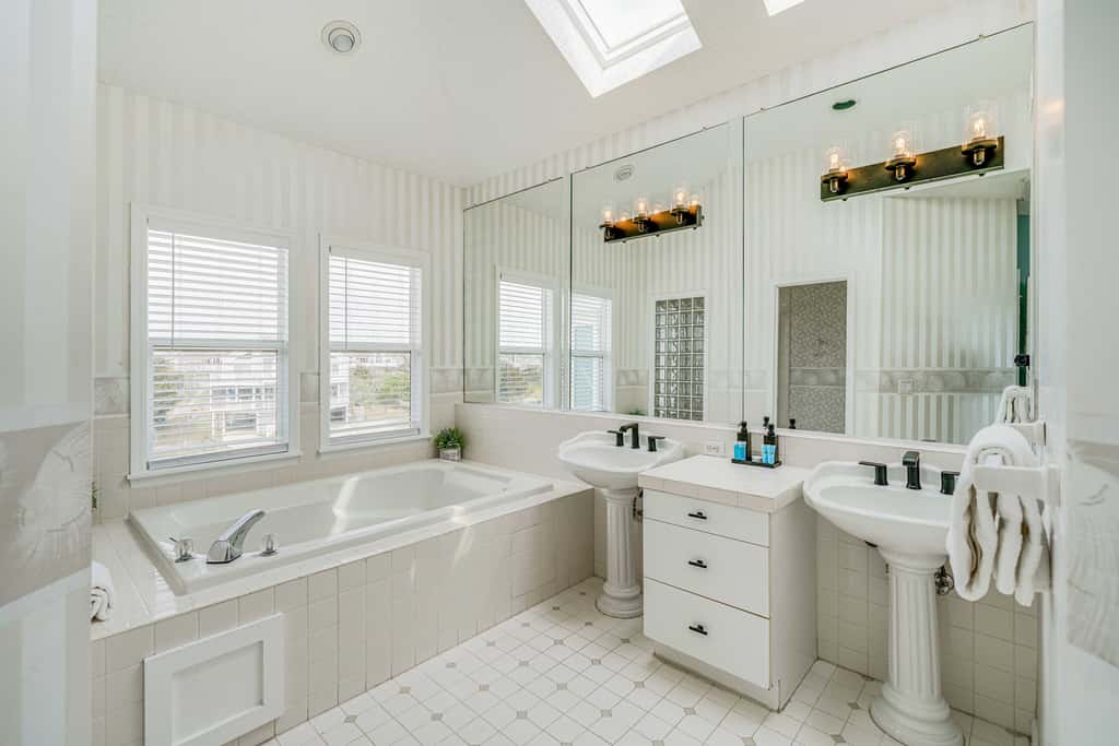 Grand Seaside Escape w/ Direct Beach Access!