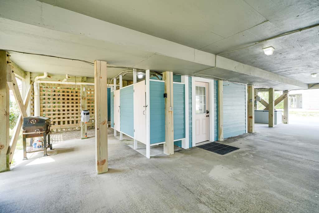 Grand Seaside Escape w/ Direct Beach Access!