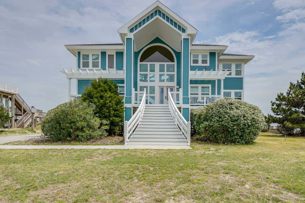 Grand Seaside Escape w/ Direct Beach Access!