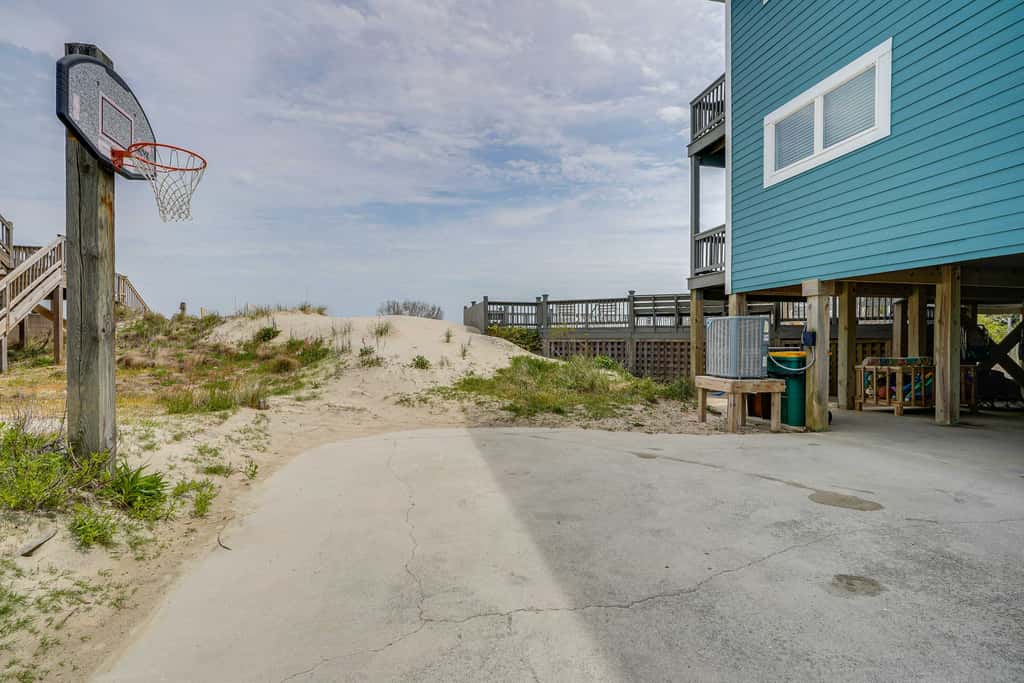 Grand Seaside Escape w/ Direct Beach Access!