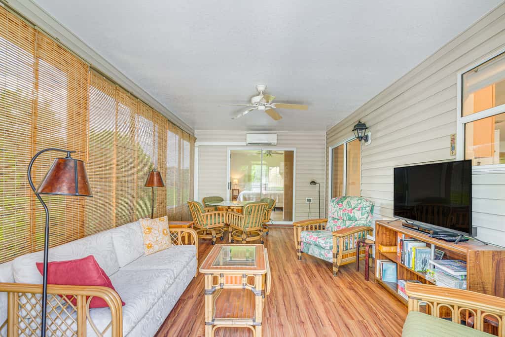 Home in The Villages w/ Lanai & Private Hot Tub!
