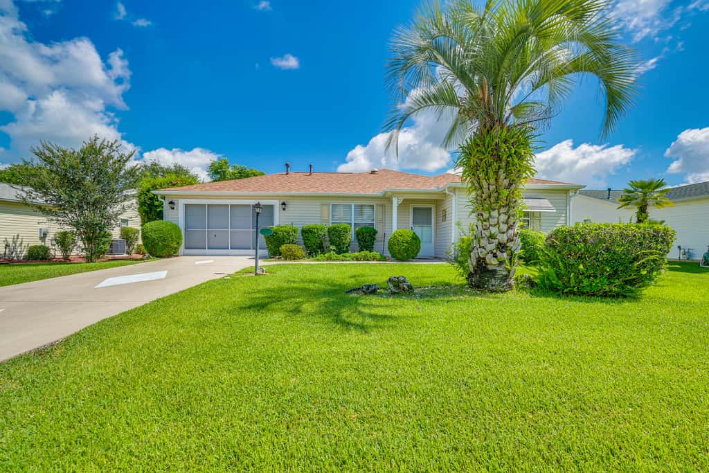 Home in The Villages w/ Lanai & Private Hot Tub!