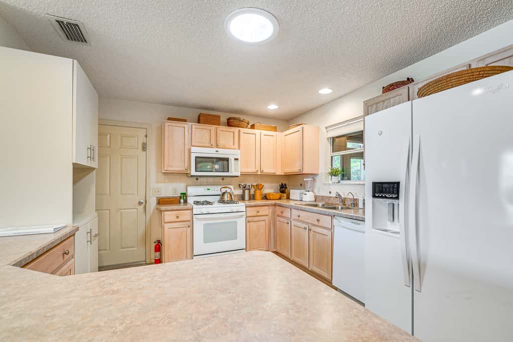 Home in The Villages w/ Lanai & Private Hot Tub!