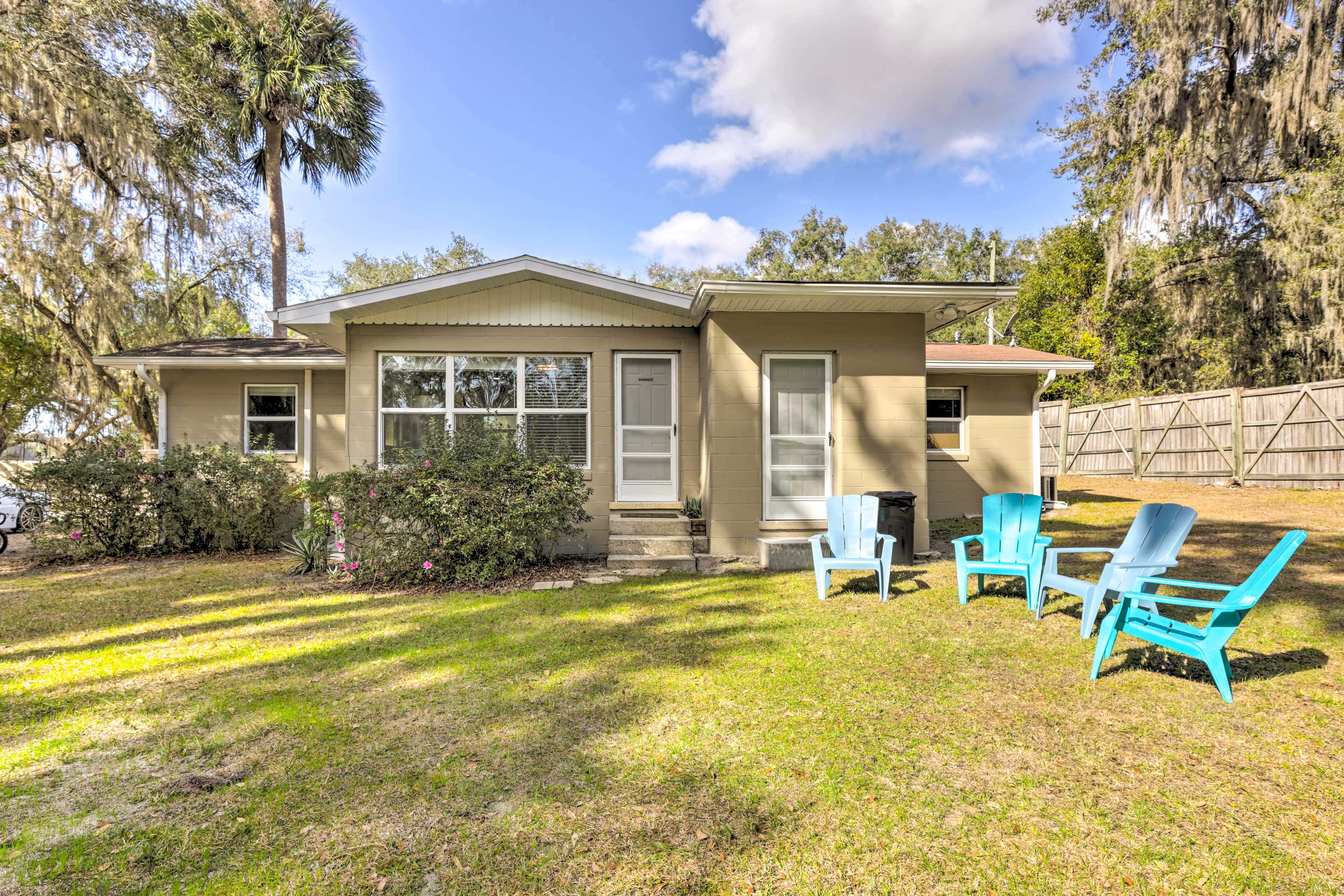 < 1 Mi to Lake Weir: Quiet Summerfield Getaway