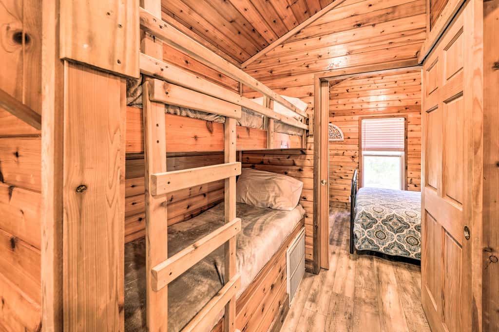 Family-Friendly Cabin ~ 5 Mi to Dtwn New Bern