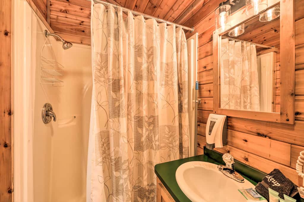 Family-Friendly Cabin ~ 5 Mi to Dtwn New Bern