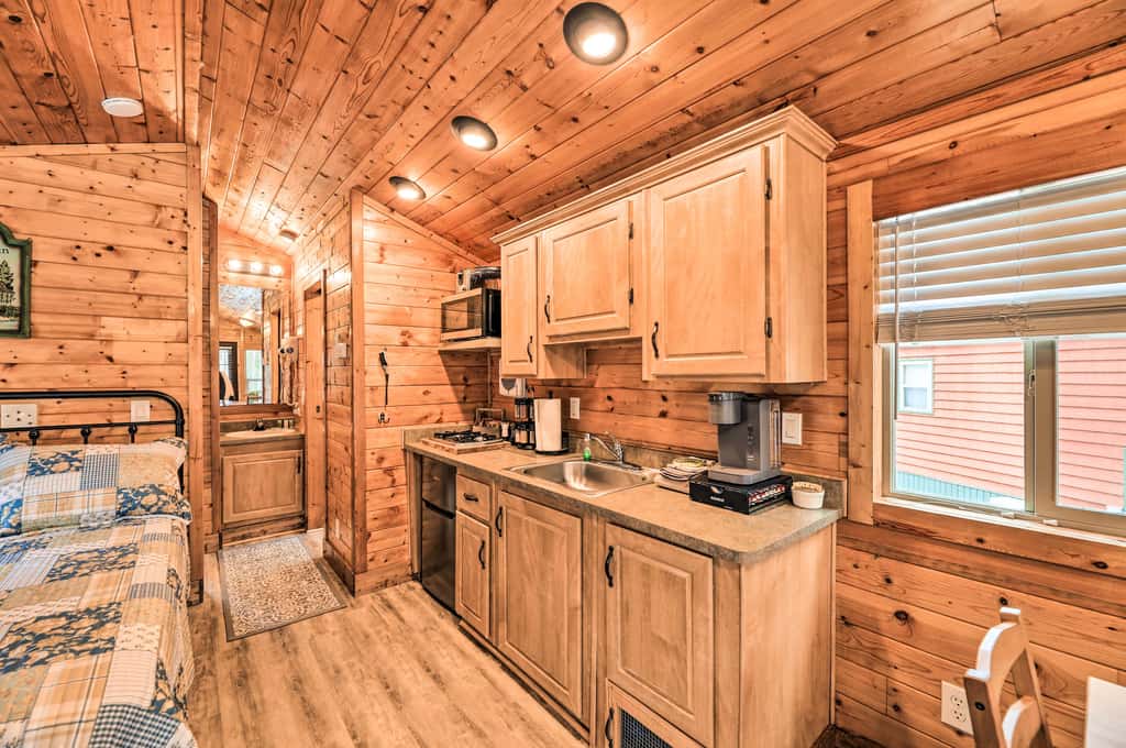 Beautiful New Bern Studio Cabin w/ Fire Pit!