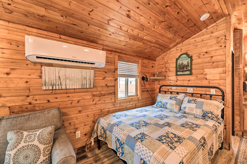 Beautiful New Bern Studio Cabin w/ Fire Pit!