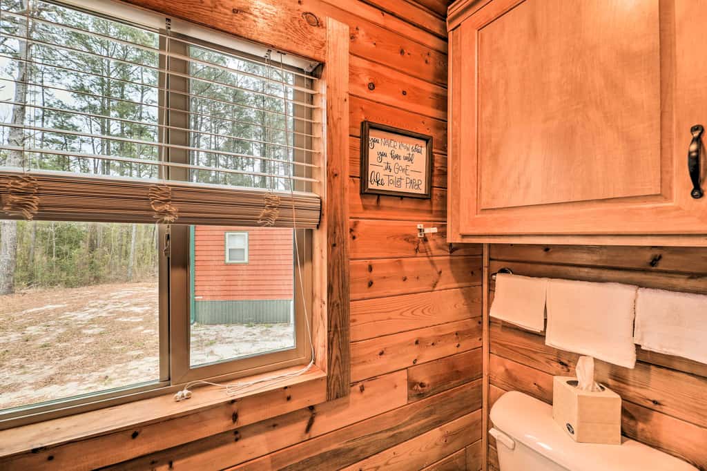 Beautiful New Bern Studio Cabin w/ Fire Pit!