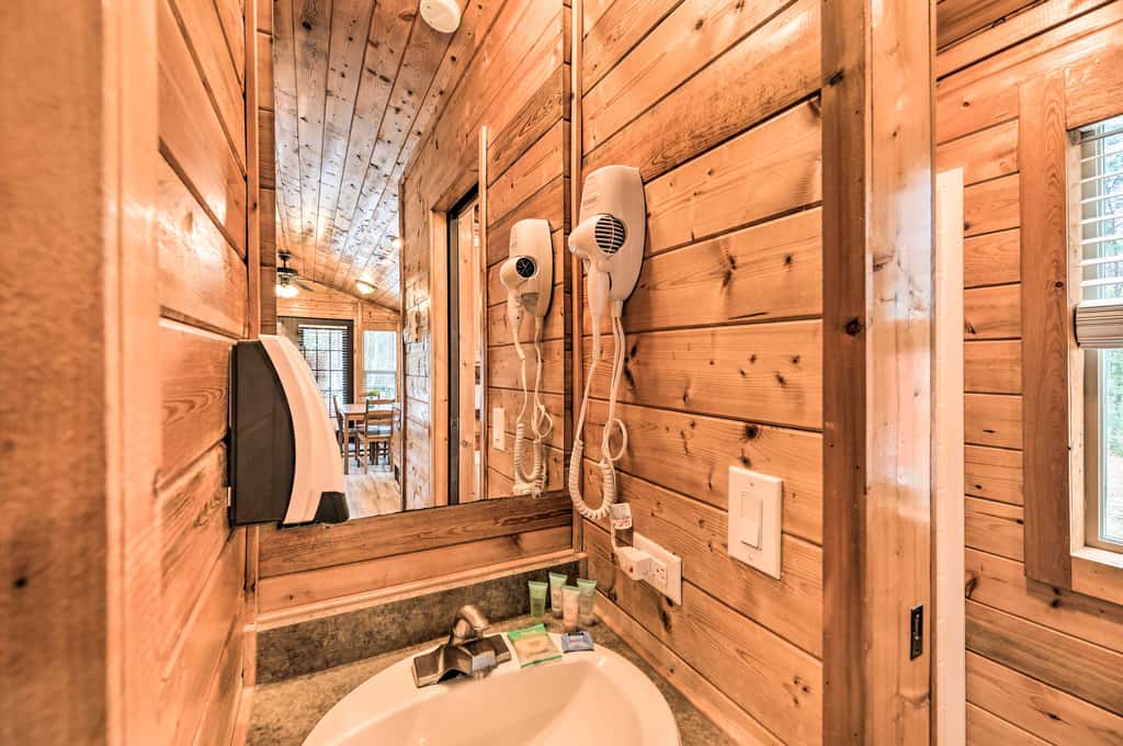 Beautiful New Bern Studio Cabin w/ Fire Pit!