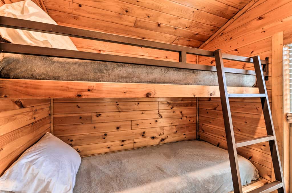 Beautiful New Bern Studio Cabin w/ Fire Pit!