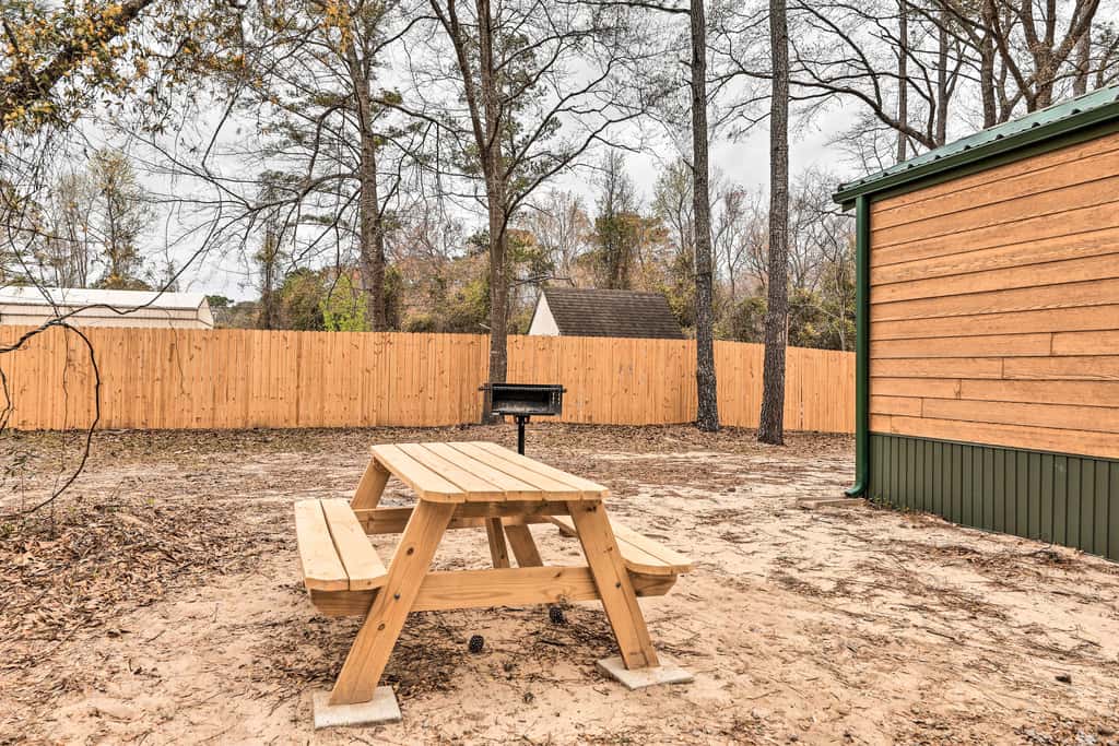 Beautiful New Bern Studio Cabin w/ Fire Pit!