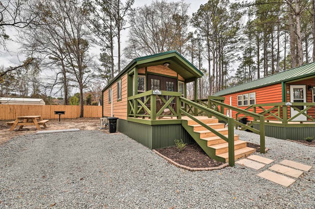 Beautiful New Bern Studio Cabin w/ Fire Pit!
