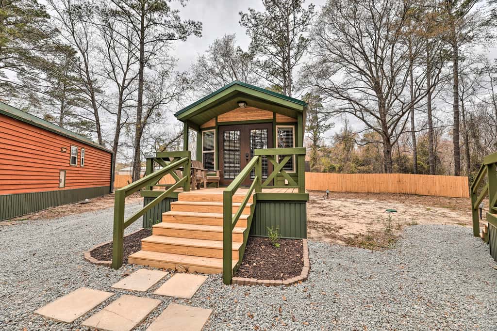 Beautiful New Bern Studio Cabin w/ Fire Pit!