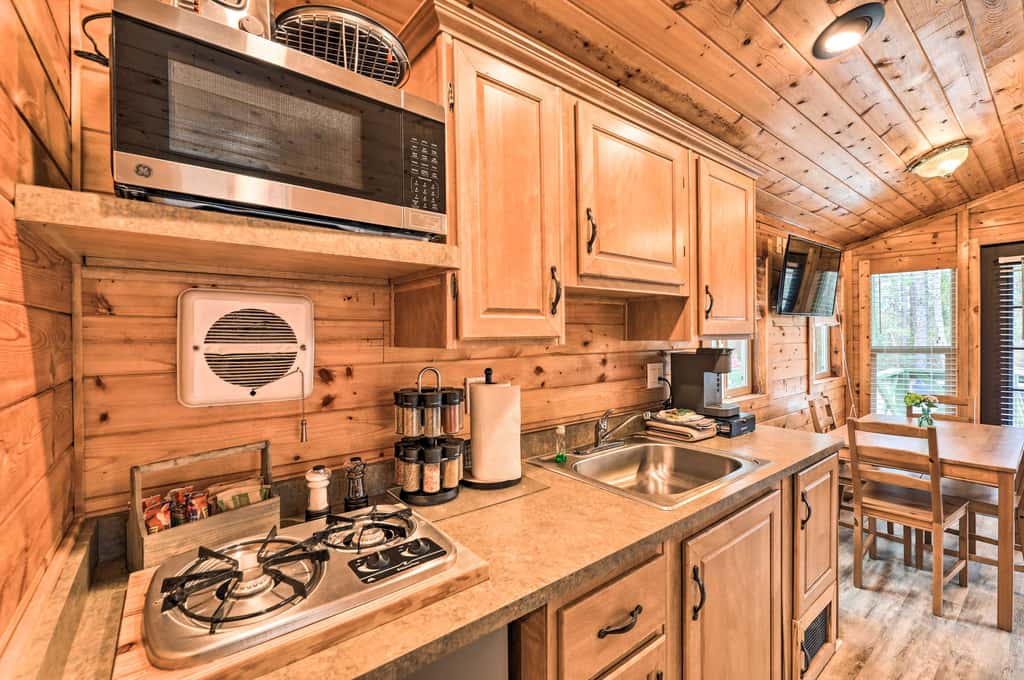 Beautiful New Bern Studio Cabin w/ Fire Pit!