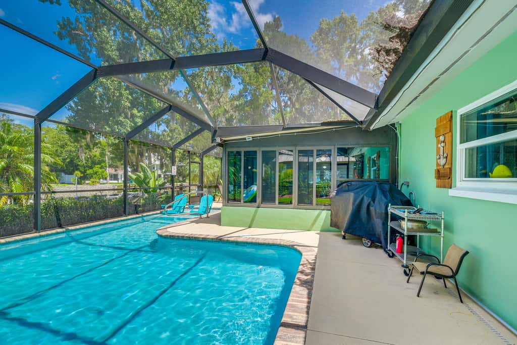 Canal-Front Outdoor Oasis: Home in Crystal Water
