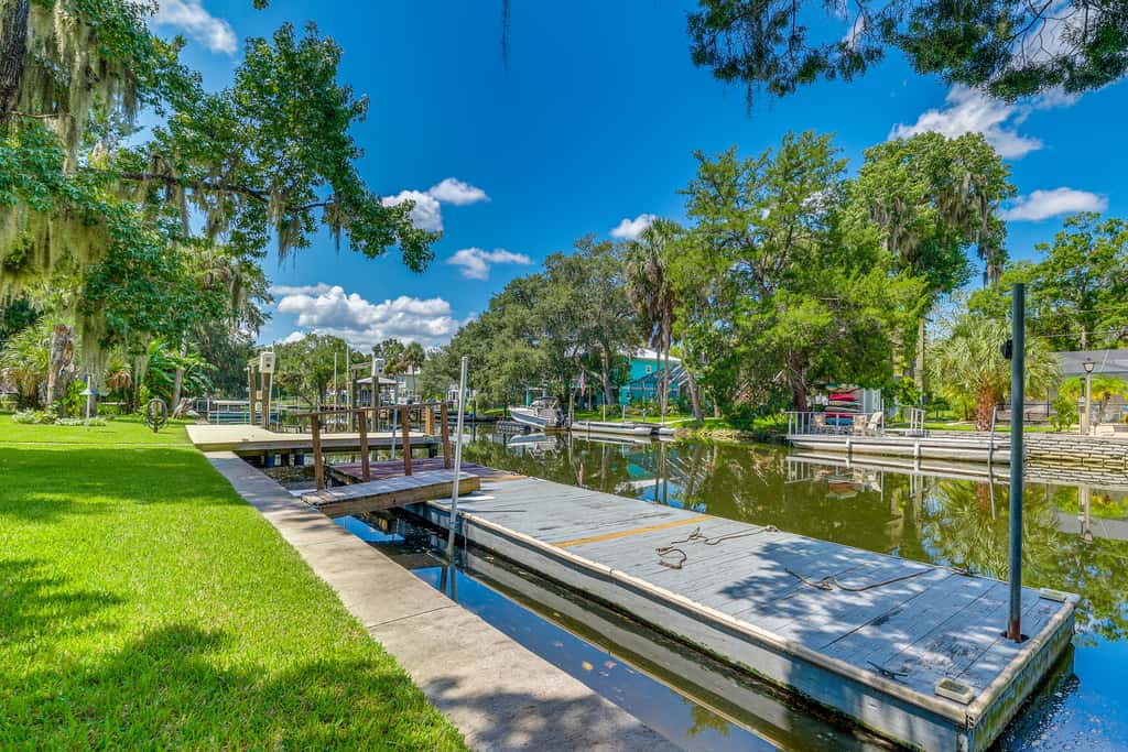 Canal-Front Outdoor Oasis: Home in Crystal Water