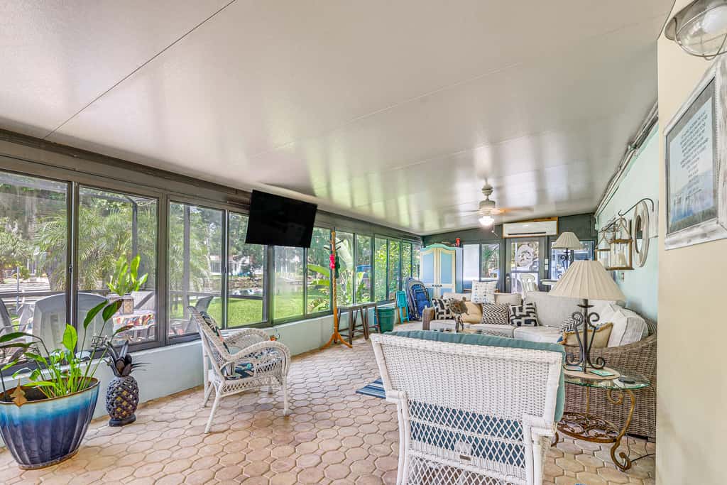 Canal-Front Outdoor Oasis: Home in Crystal Water