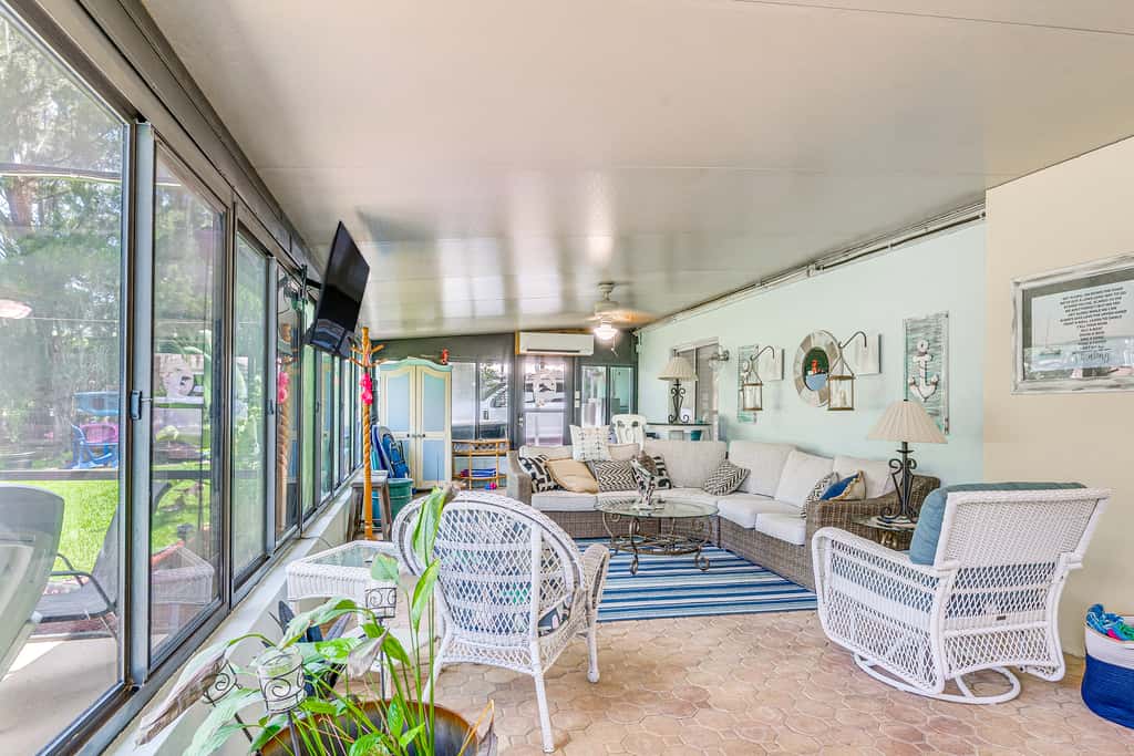 Canal-Front Outdoor Oasis: Home in Crystal Water