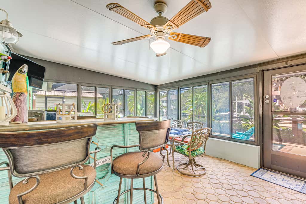 Canal-Front Outdoor Oasis: Home in Crystal Water
