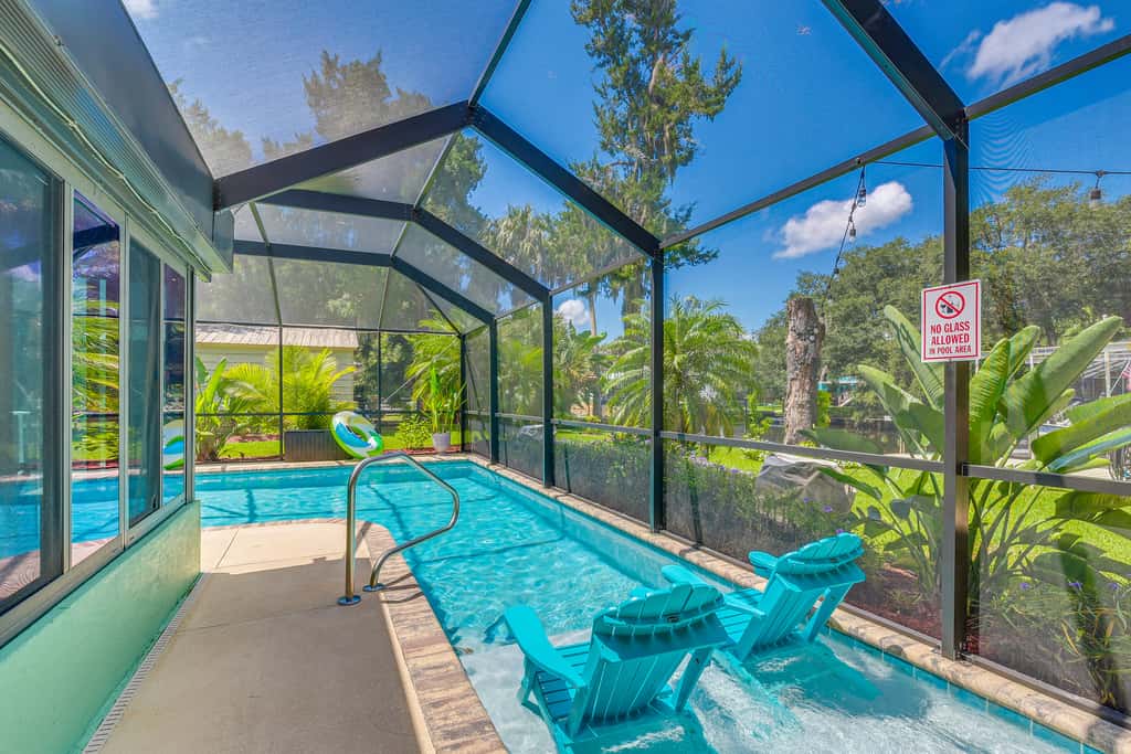 Canal-Front Outdoor Oasis: Home in Crystal Water