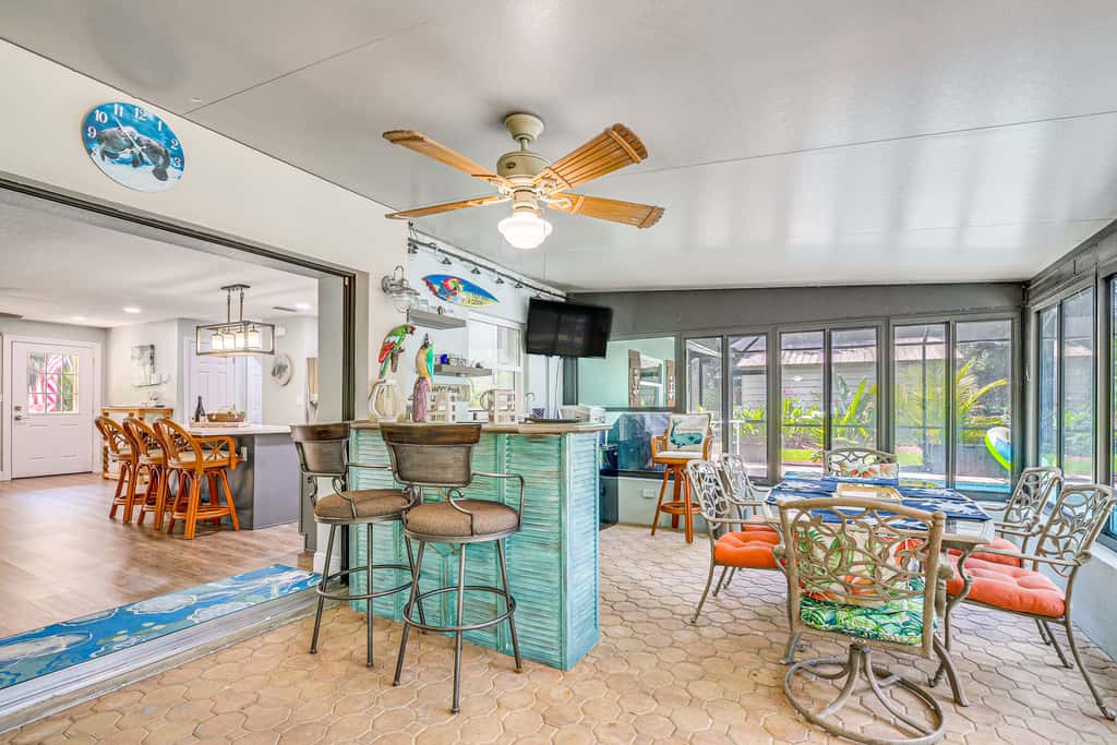 Canal-Front Outdoor Oasis: Home in Crystal Water