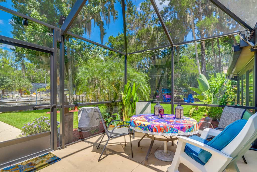 Canal-Front Outdoor Oasis: Home in Crystal Water