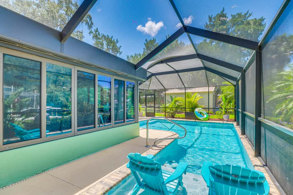 Canal-Front Outdoor Oasis: Home in Crystal Water
