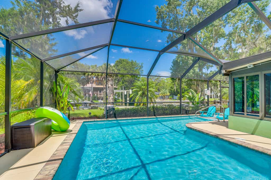 Canal-Front Outdoor Oasis: Home in Crystal Water