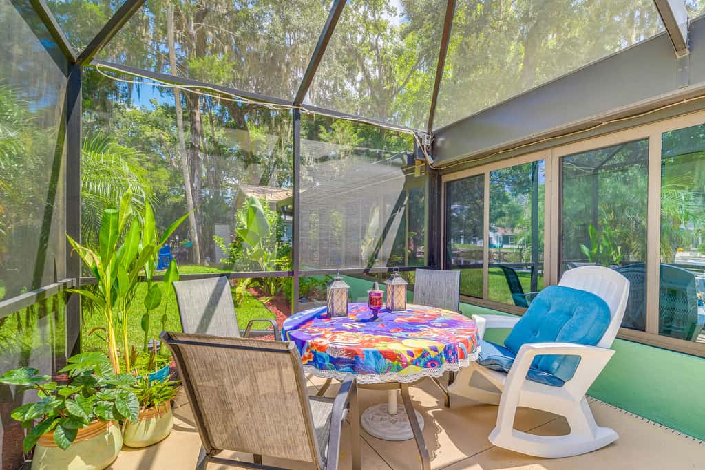 Canal-Front Outdoor Oasis: Home in Crystal Water