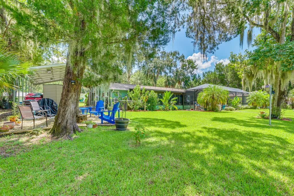 Canal-Front Outdoor Oasis: Home in Crystal Water