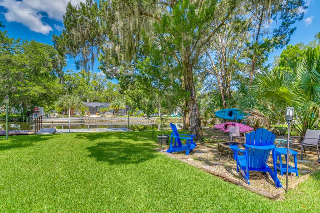Canal-Front Outdoor Oasis: Home in Crystal Water