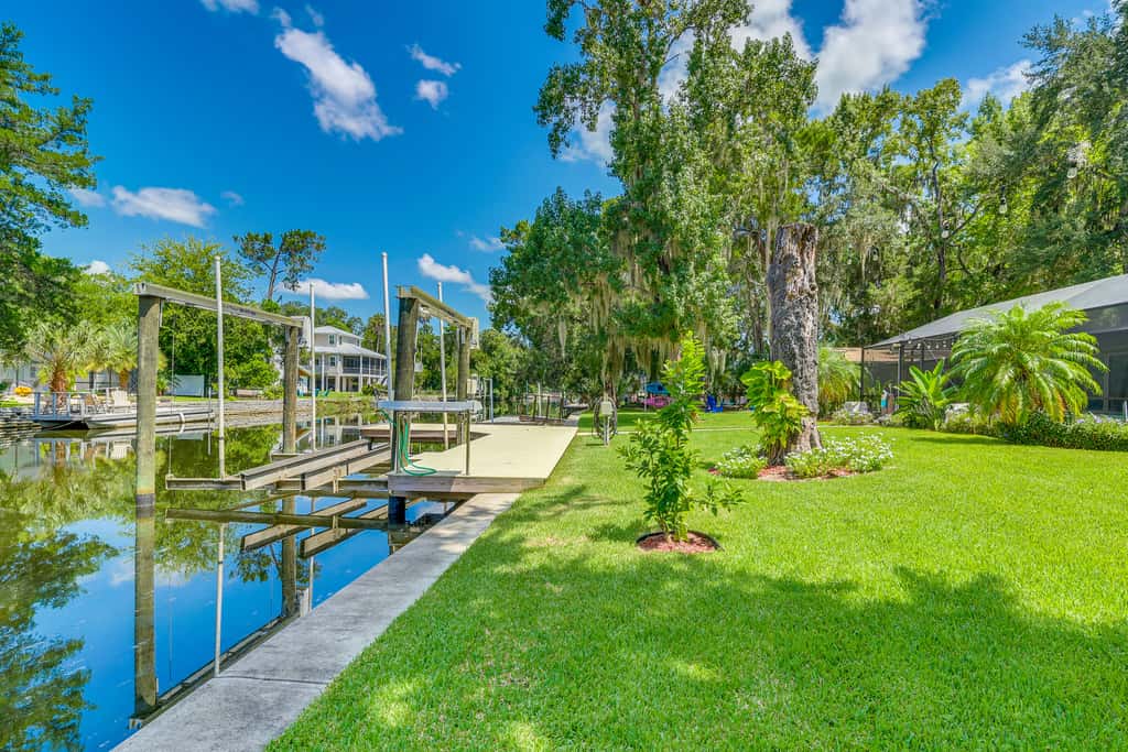 Canal-Front Outdoor Oasis: Home in Crystal Water
