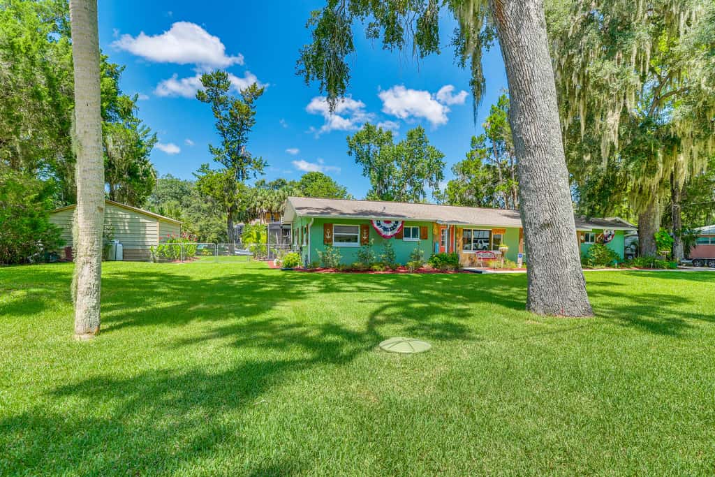 Canal-Front Outdoor Oasis: Home in Crystal Water