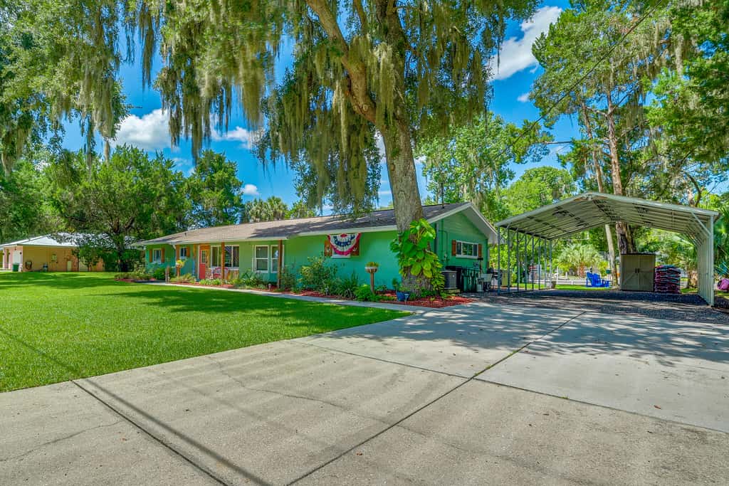 Canal-Front Outdoor Oasis: Home in Crystal Water