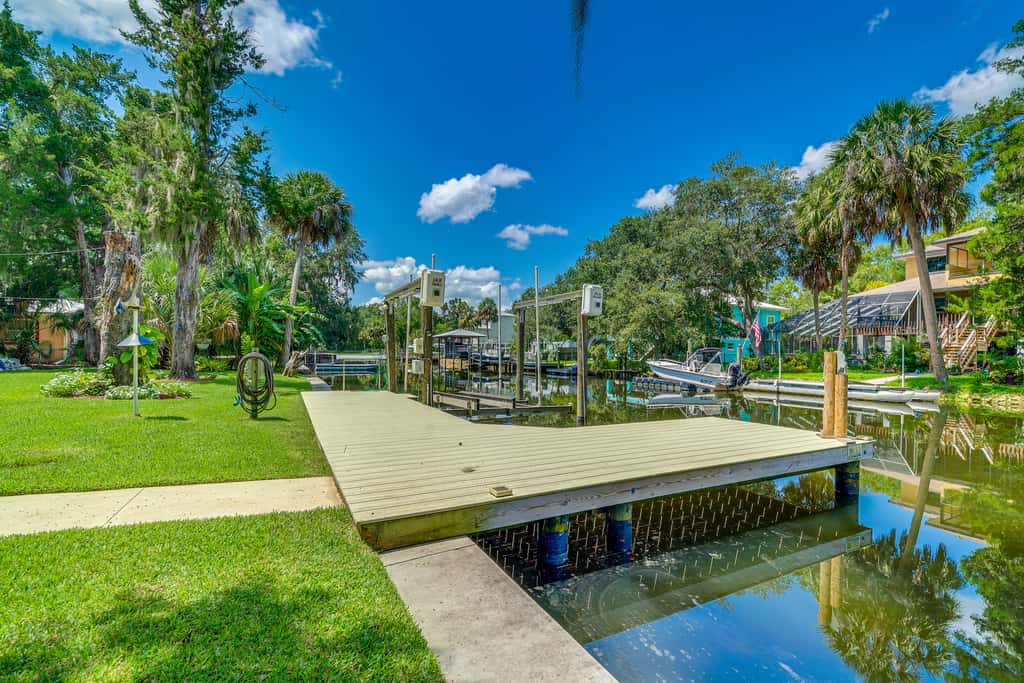 Canal-Front Outdoor Oasis: Home in Crystal Water