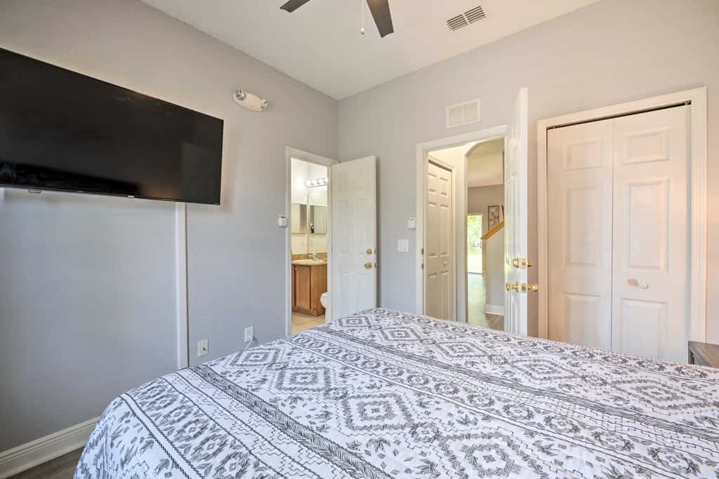 9 Mi to Disney: Sunny Resort Townhome w/ Patio!