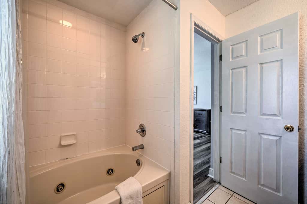 9 Mi to Disney: Sunny Resort Townhome w/ Patio!